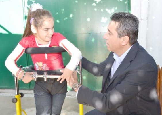 Fundaţia lui Chiru ajută o fetiţă de 10 ani să aibă o viaţă normală